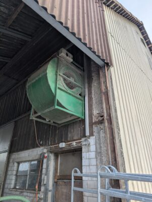 Heugebläse an Aussenfassade bei Heustock